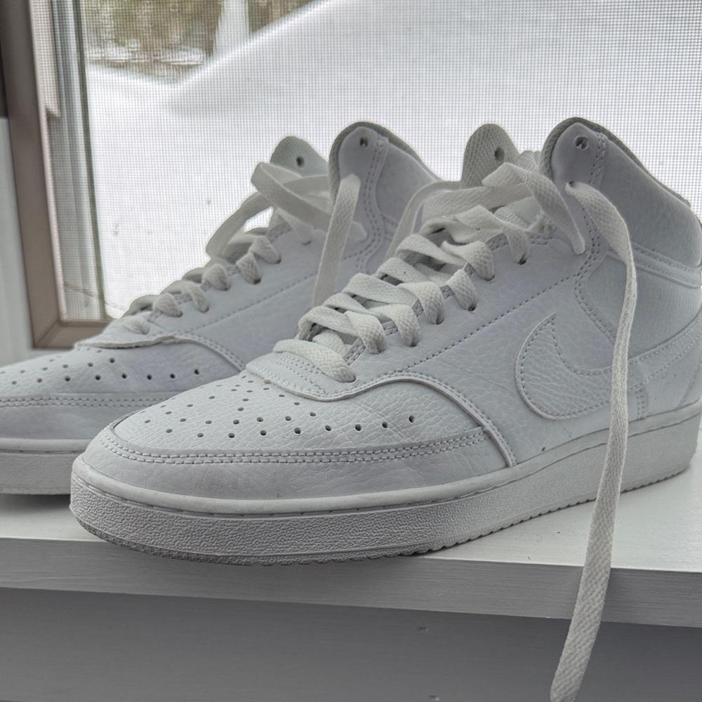 WoMen's Nike 9.5 White High-Top Sneakers - Classic All-White Design